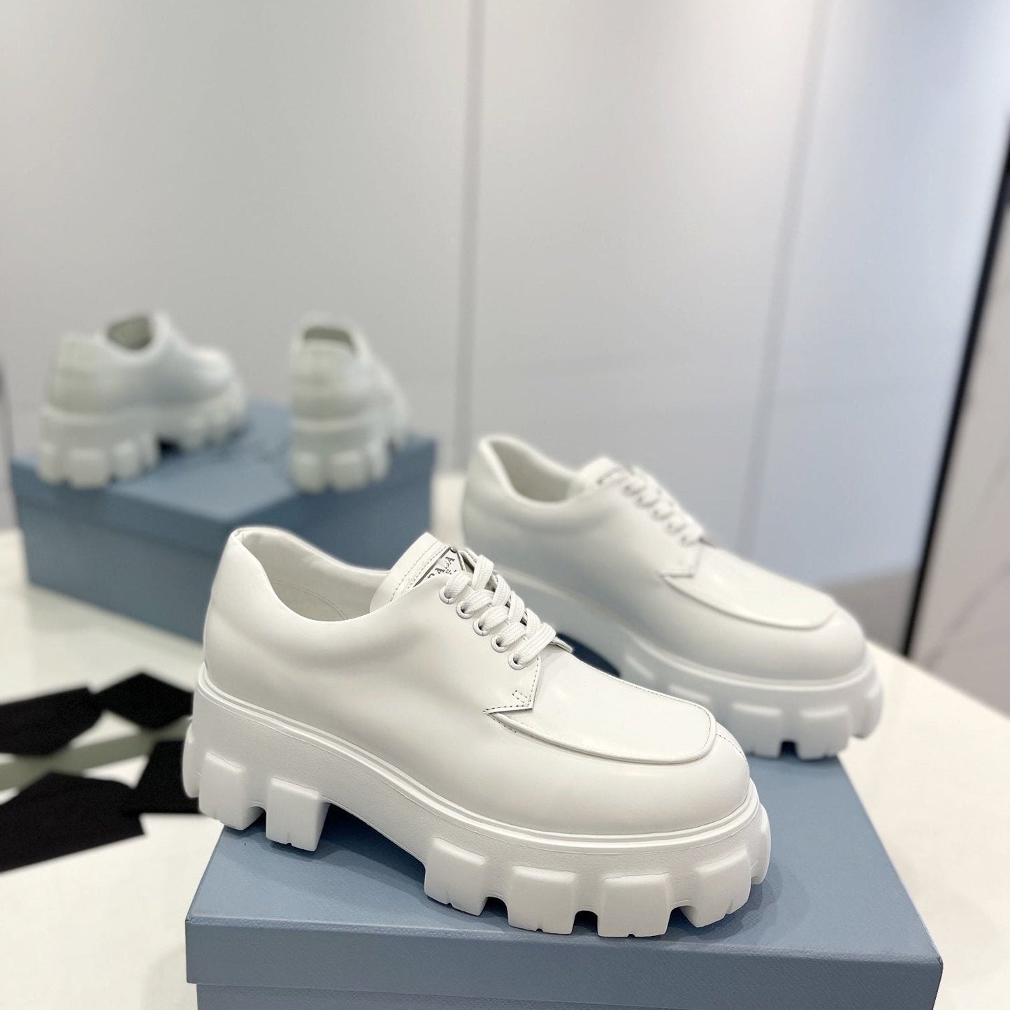 MONOLITH LACE-UP LOAFER IN WHITE CALFSKIN ATTACHED TRIANGLE LOGO