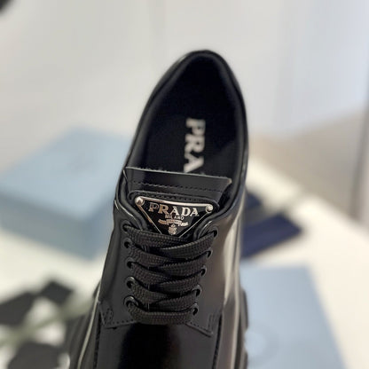 MONOLITH LACE-UP LOAFER IN BLACK CALFSKIN ATTACHED TRIANGLE LOGO