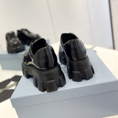 MONOLITH LACE-UP LOAFER IN BLACK CALFSKIN ATTACHED TRIANGLE LOGO