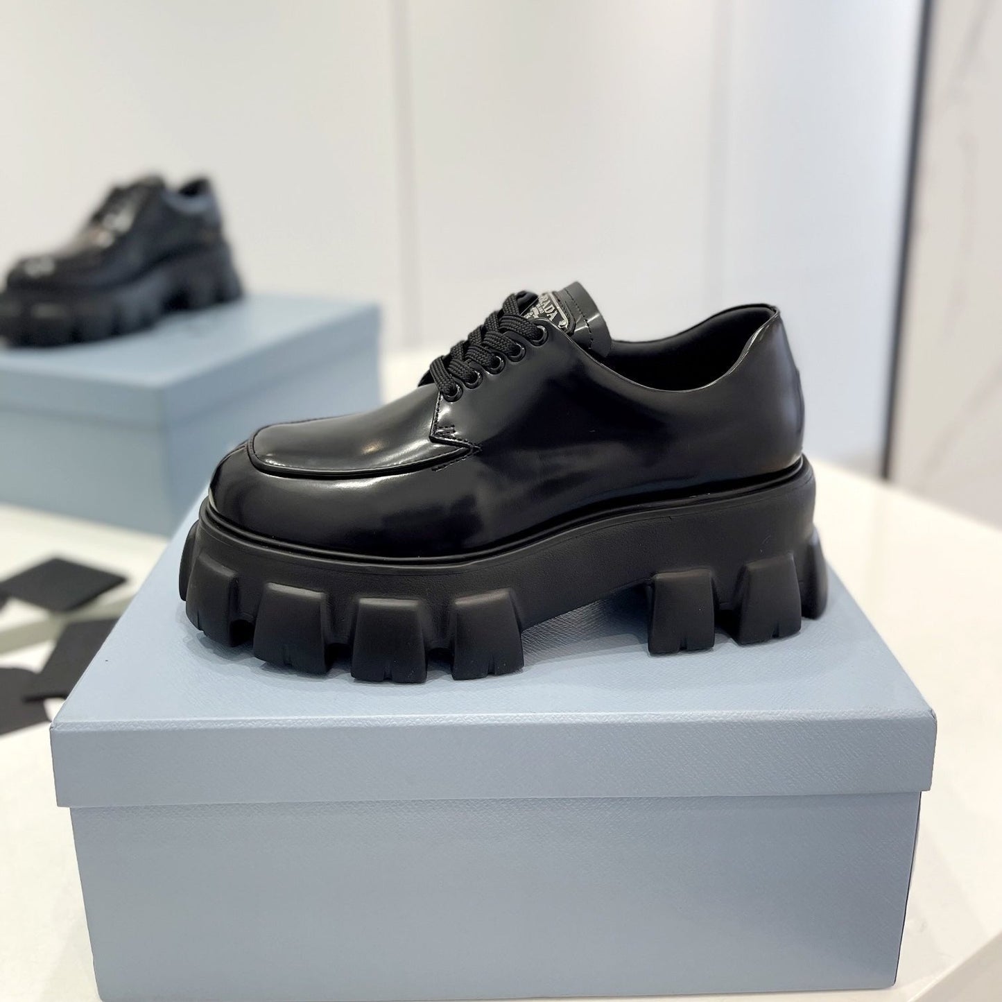 MONOLITH LACE-UP LOAFER IN BLACK CALFSKIN ATTACHED TRIANGLE LOGO