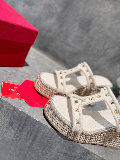 ROCKSTUD LAMINATED NAPPA WEDGE SANDAL 100 MM WHITE