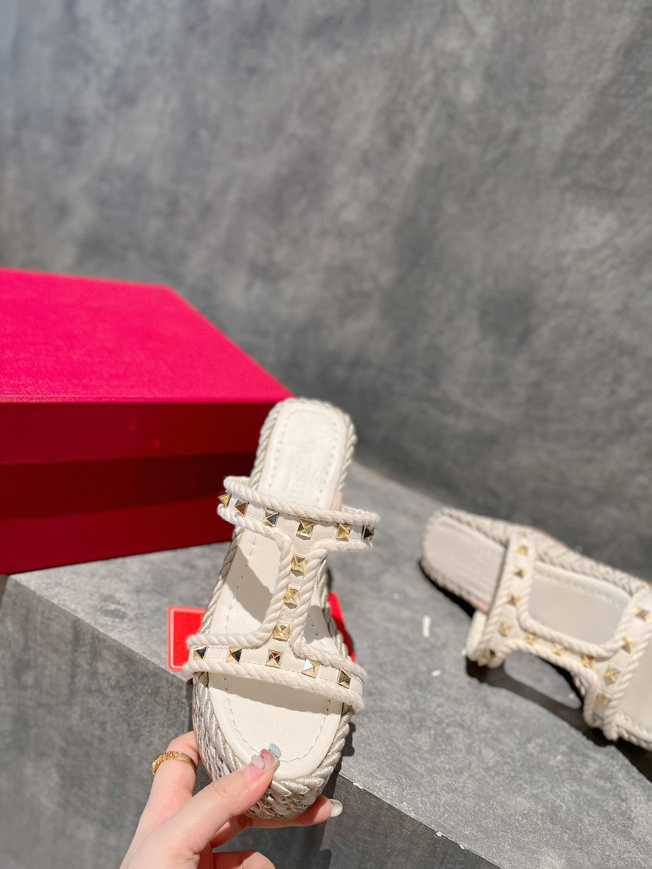 ROCKSTUD LAMINATED NAPPA WEDGE SANDAL 100 MM WHITE