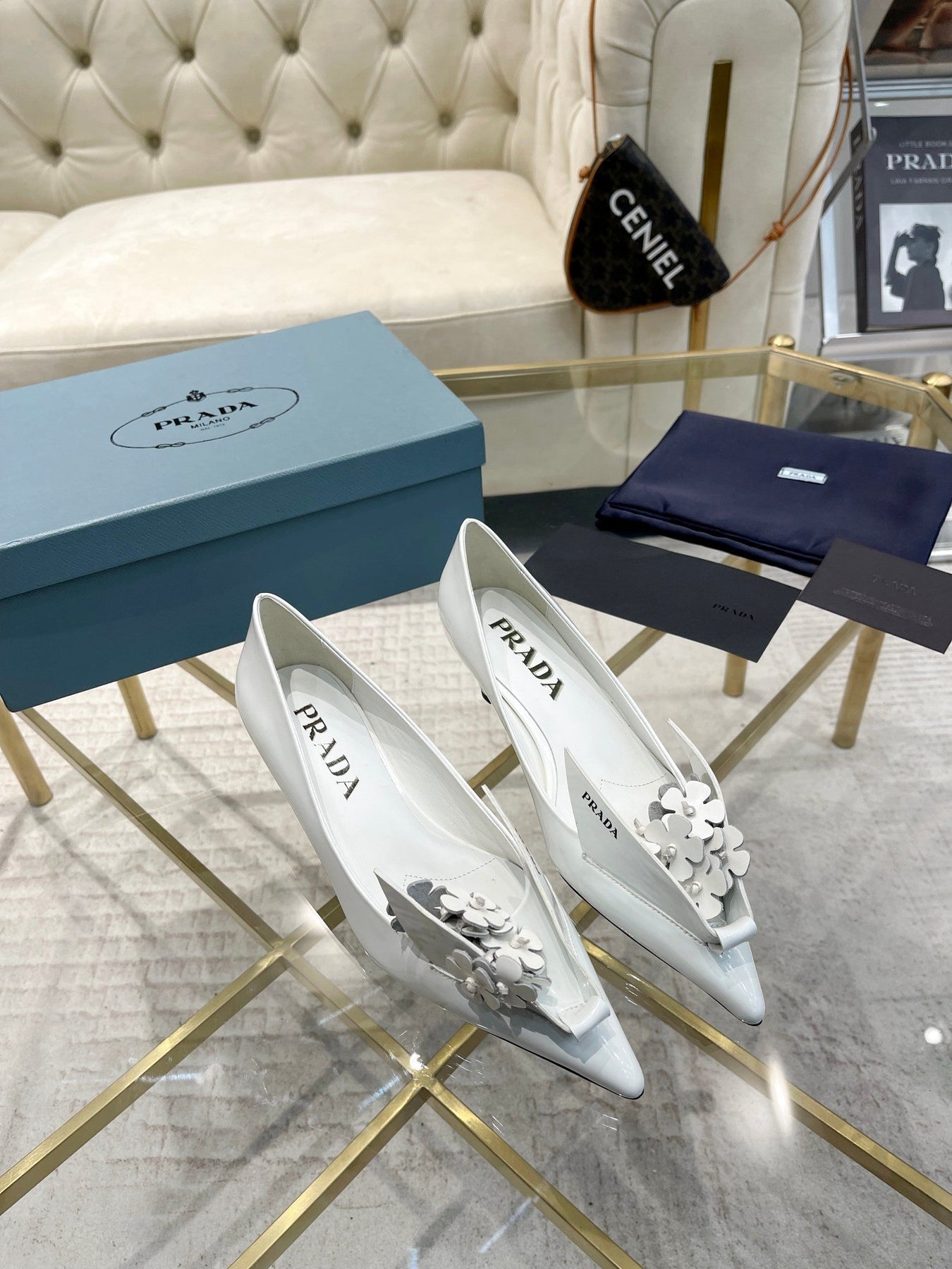 MEDIUM HEEL PUMPS IN WHITE PATENT CALFSKIN ATTACHED CREATIVE FLOWERS