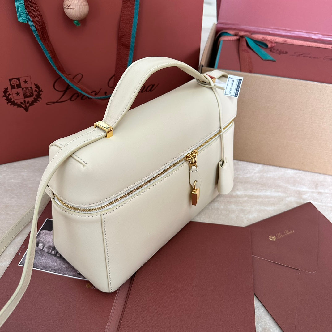 EXTRA BAG L27 IN WHITE SMOOTH CALFSKIN WITH GOLD HARDWARE