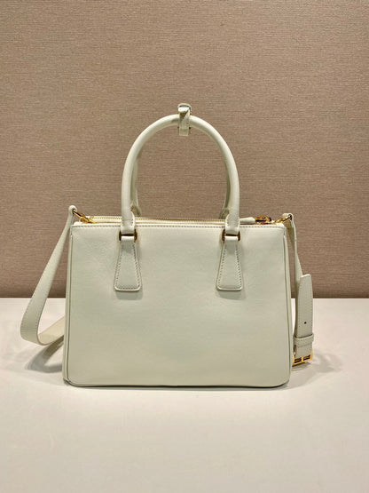 MEDIUM GALLERIA BAG 28 IN WHITE SMOOTH CALFSKIN GOLD HARDWARE