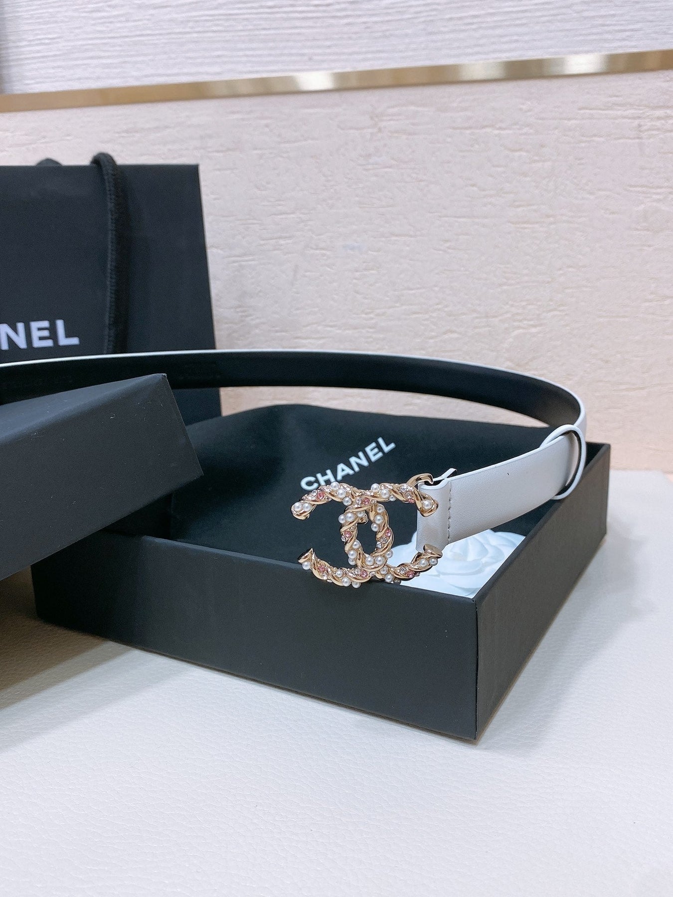 CC BELT 20MM IN WHITE CALFSKIN GOLD HARDWARE ATTACH PEARLS