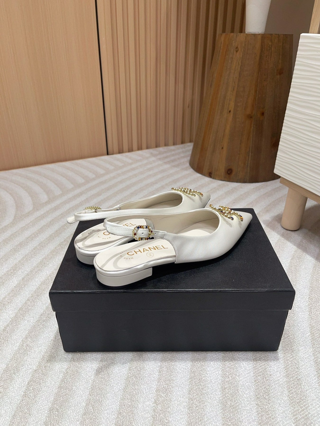 CC SLINGBACKS WHITE SATIN AND LAMBSKIN
