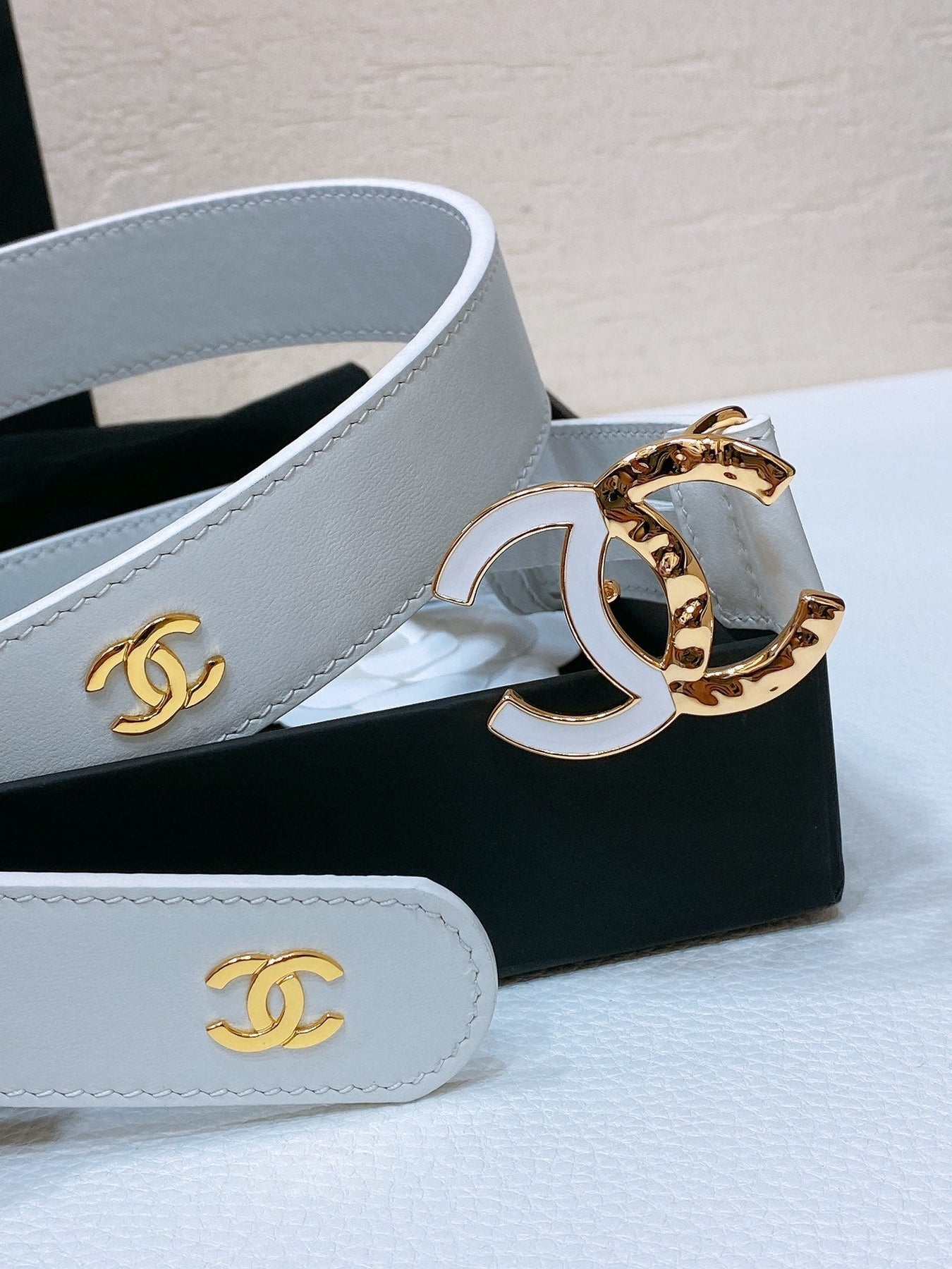 CC BELT 30MM IN WHITE SMOOTH CALFSKIN GOLD MIX WHITE HARDWARE