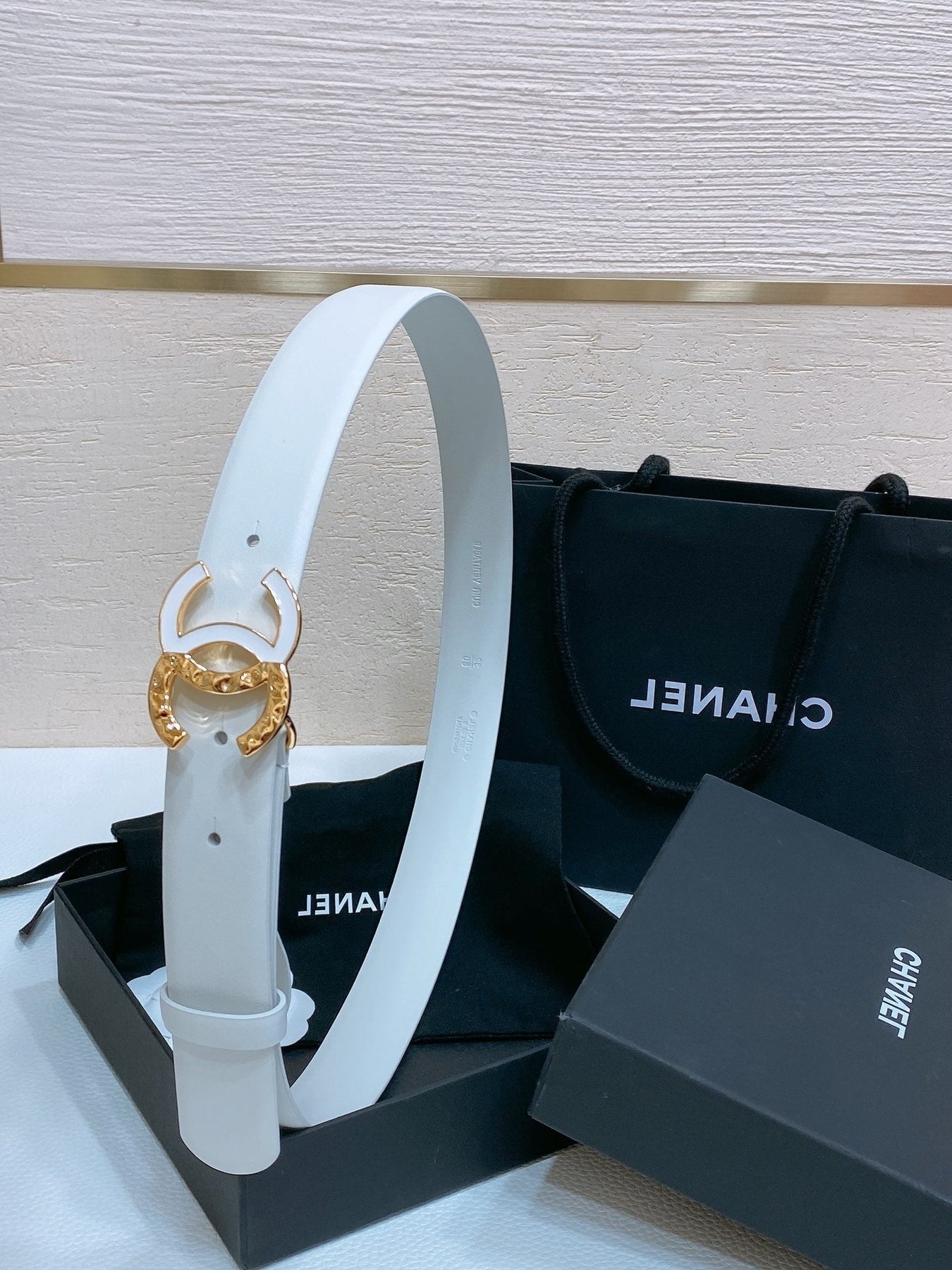 CC BELT 30MM IN WHITE SMOOTH CALFSKIN GOLD MIX WHITE METAL LOGO