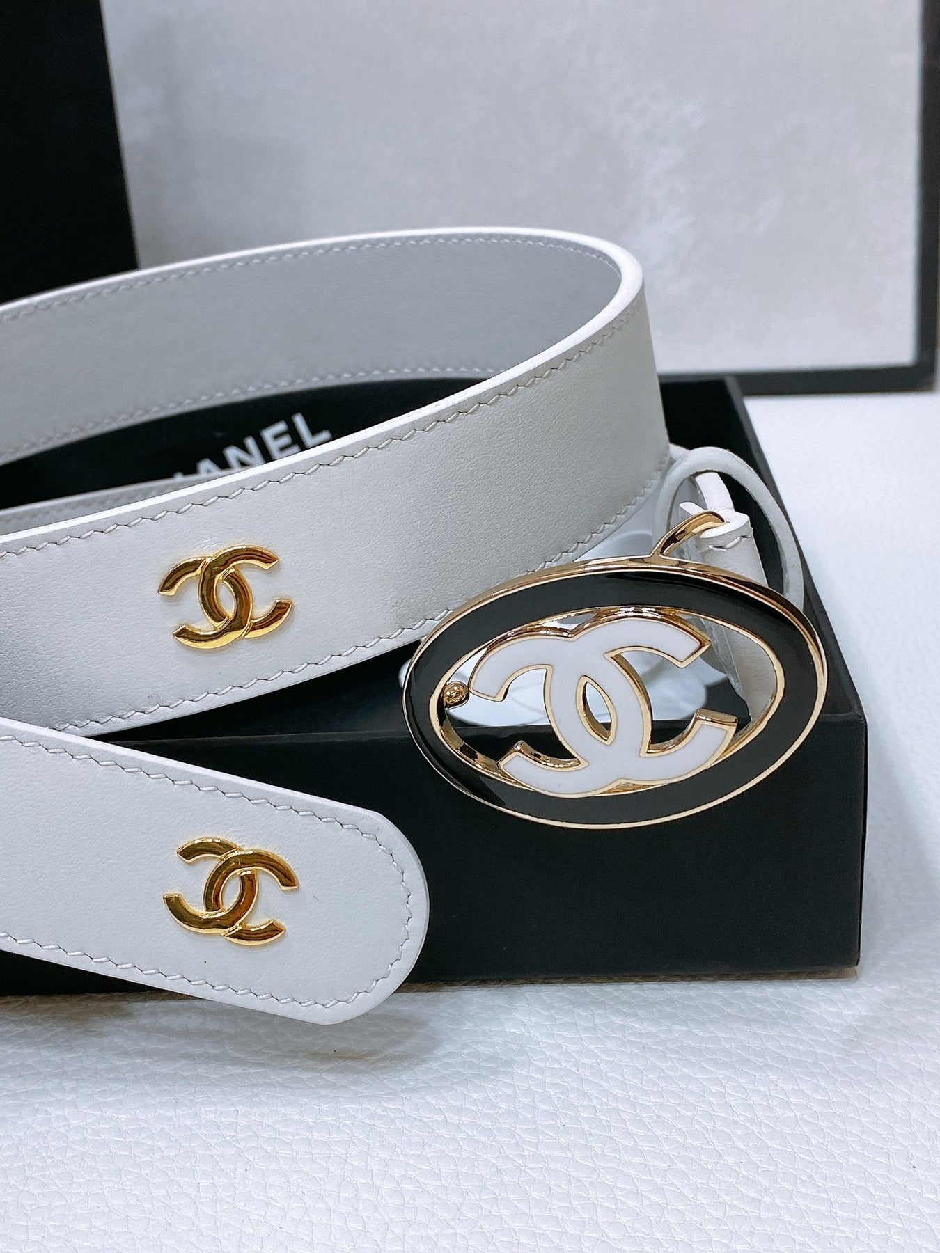 CC 30MM BELT IN WHITE SMOOTH CALFSKIN WHITE MIX BLACK METAL LOGO GOLD HARDWARE