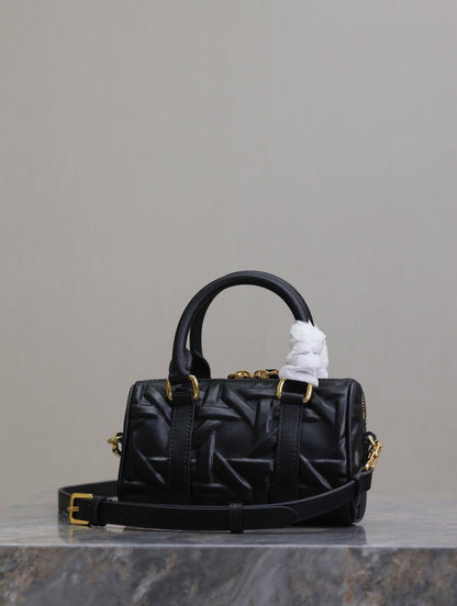 MINI GROOVE BAG 16 IN BLACK MACROCANNAGE CALFSKIN WITH GOLD HARDWARE