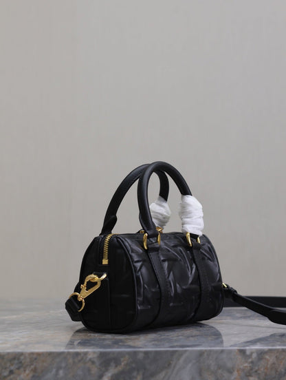 MINI GROOVE BAG 16 IN BLACK MACROCANNAGE CALFSKIN WITH GOLD HARDWARE