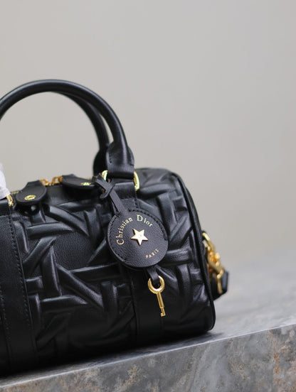 MEDIUM GROOVE BAG 20 IN BLACK MACROCANNAGE CALFSKIN WITH GOLD HARDWARE