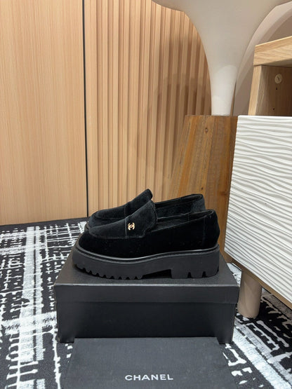 CC LOAFER THICK-SOLED IN BLACK VELVET
