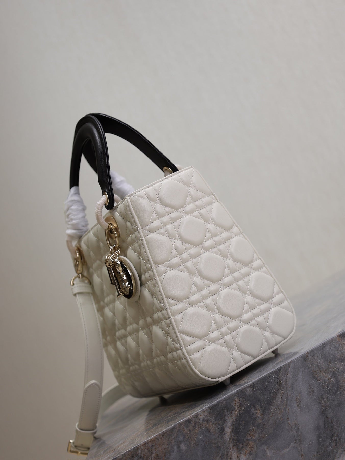 MEDIUM LADY BAG 24 IN WHITE QUILTED MACROCANNAGE CALFSKIN BLACK STRAP