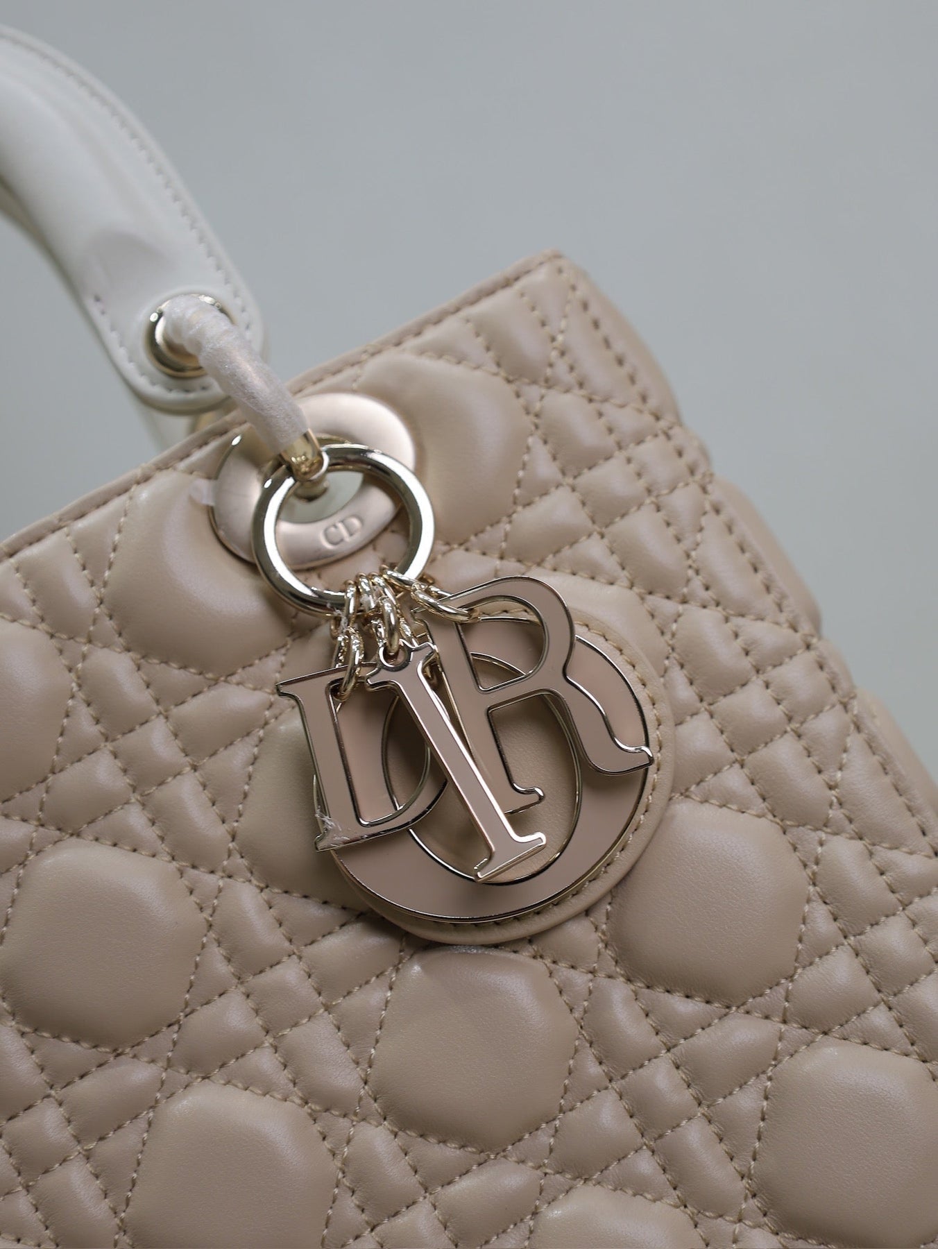 MEDIUM LADY BAG 24 IN POWDER BEIGE QUILTED MACROCANNAGE CALFSKIN METAL CHARM