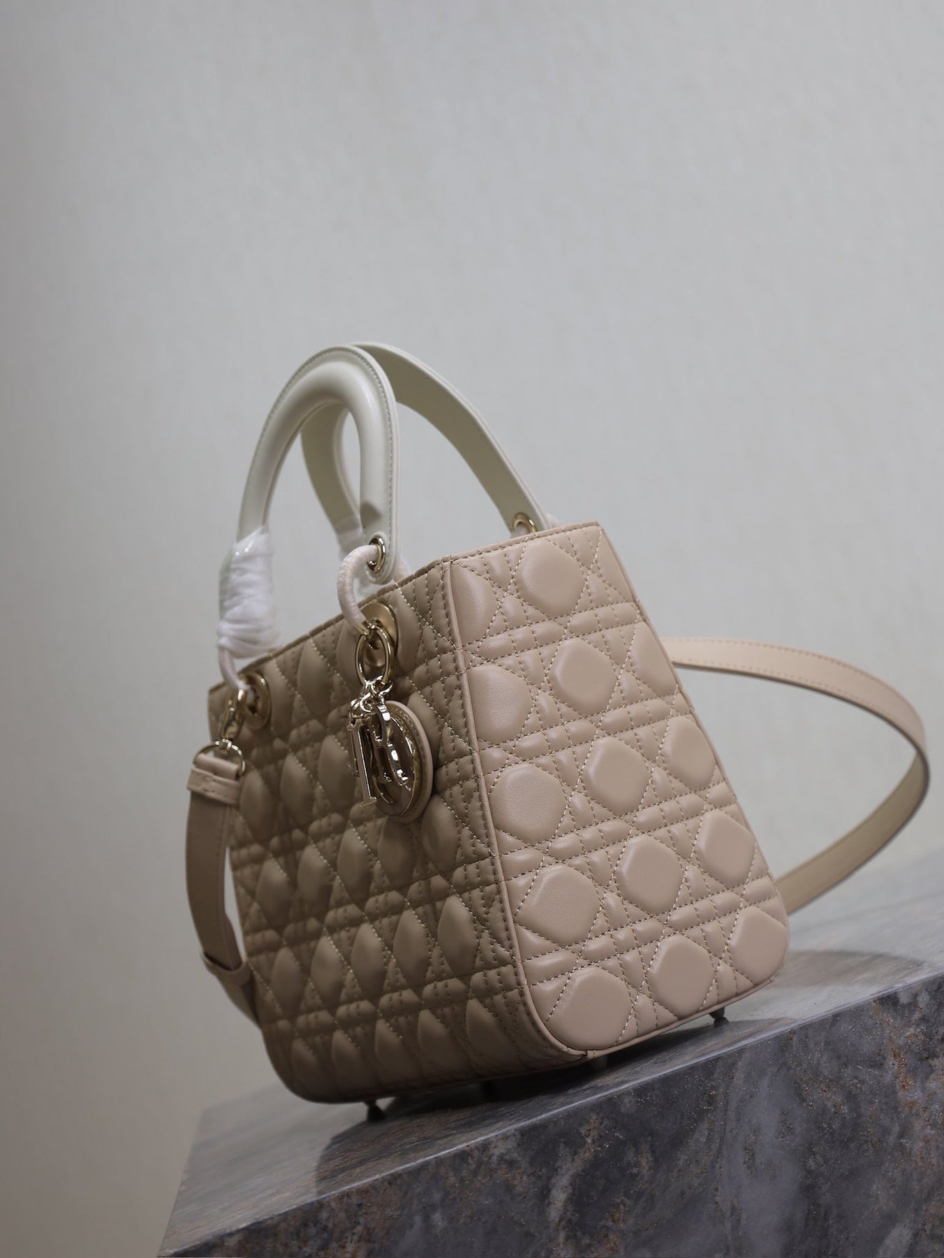 MEDIUM LADY BAG 24 IN POWDER BEIGE QUILTED MACROCANNAGE CALFSKIN METAL CHARM
