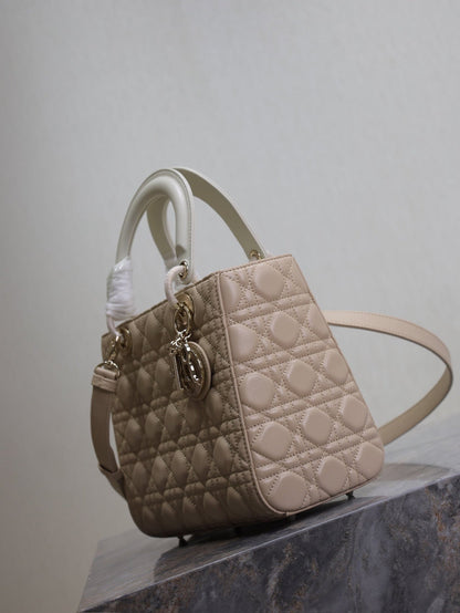 MEDIUM LADY BAG 24 IN POWDER BEIGE QUILTED MACROCANNAGE CALFSKIN METAL CHARM