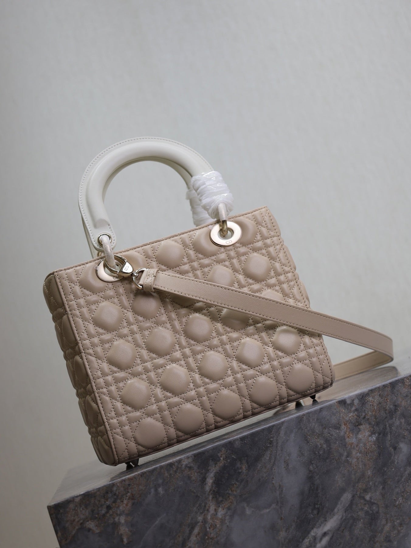 MEDIUM LADY BAG 24 IN POWDER BEIGE QUILTED MACROCANNAGE CALFSKIN METAL CHARM