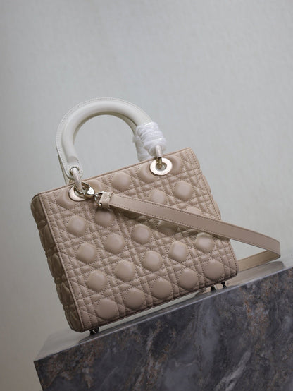 MEDIUM LADY BAG 24 IN POWDER BEIGE QUILTED MACROCANNAGE CALFSKIN METAL CHARM