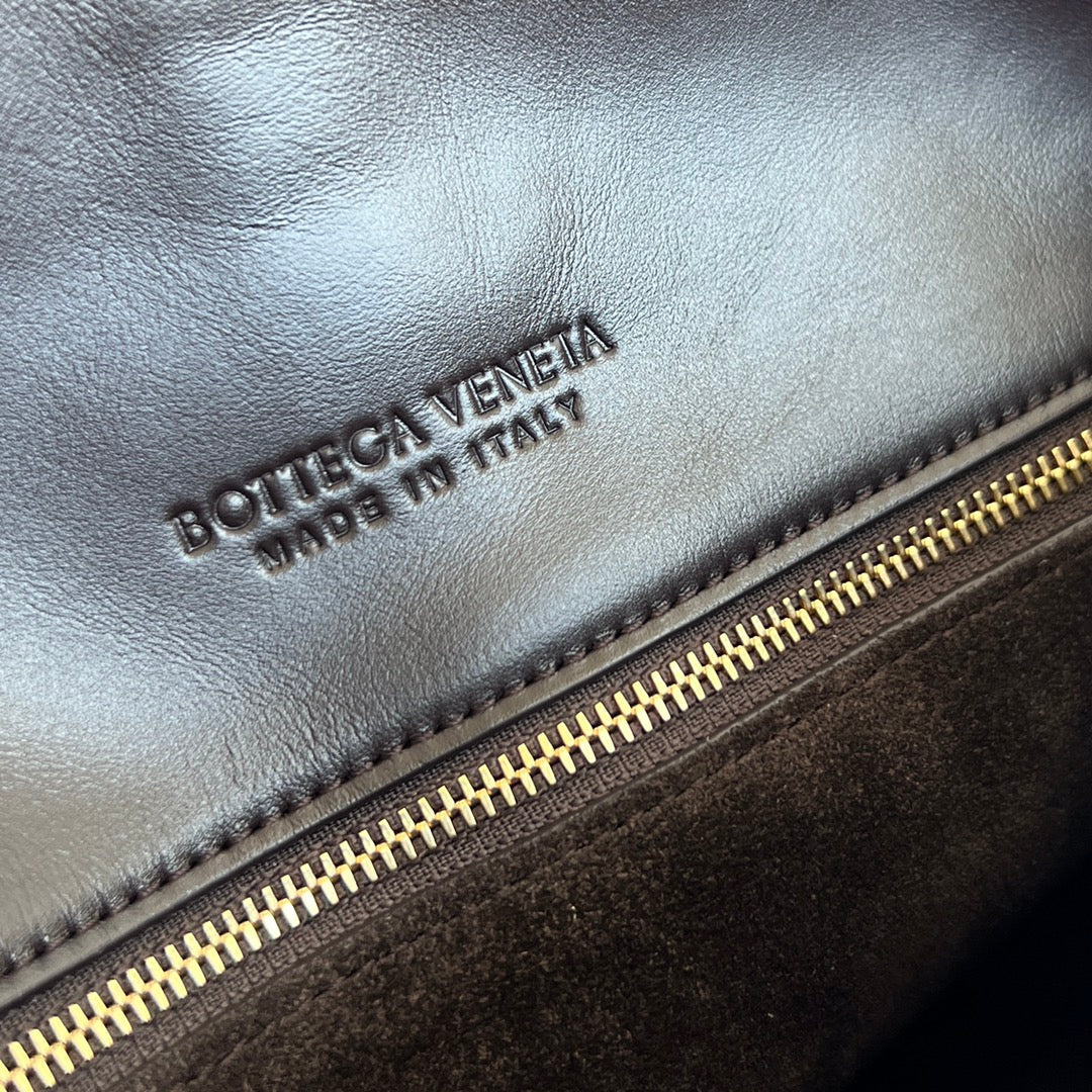 MEDIUM LIBERTA 30 IN CHOCOLATE SMOOTH CALFSKIN GOLD HARDWARE