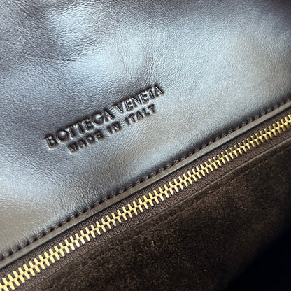 MEDIUM LIBERTA 30 IN CHOCOLATE SMOOTH CALFSKIN GOLD HARDWARE