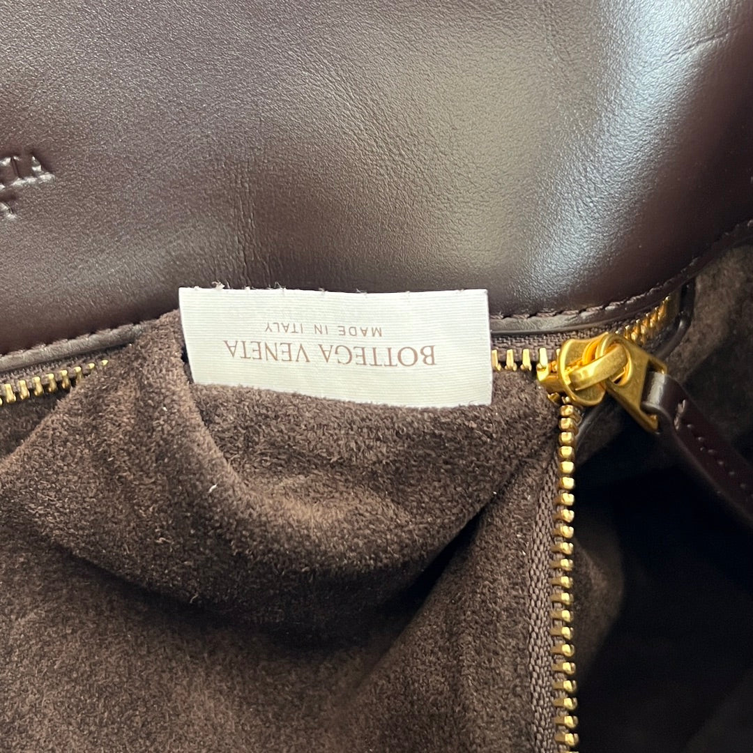 MEDIUM LIBERTA 30 IN CHOCOLATE SMOOTH CALFSKIN GOLD HARDWARE