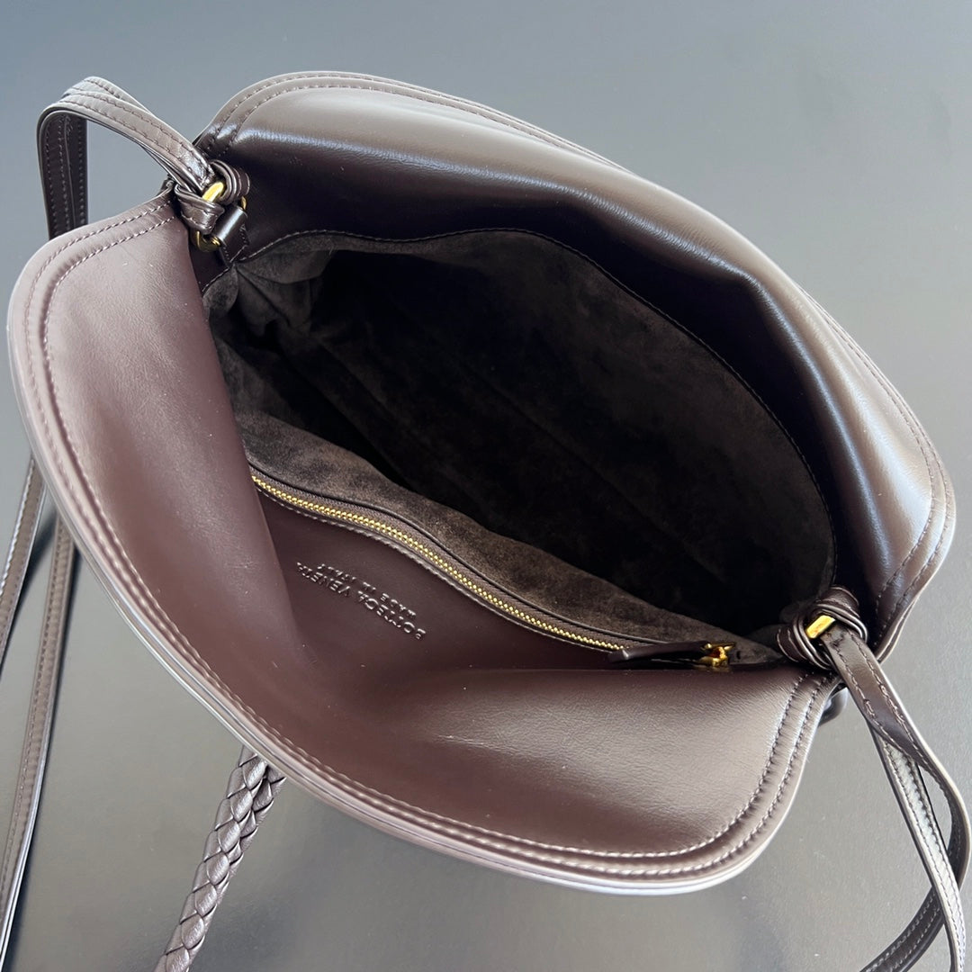 MEDIUM LIBERTA 30 IN CHOCOLATE SMOOTH CALFSKIN GOLD HARDWARE