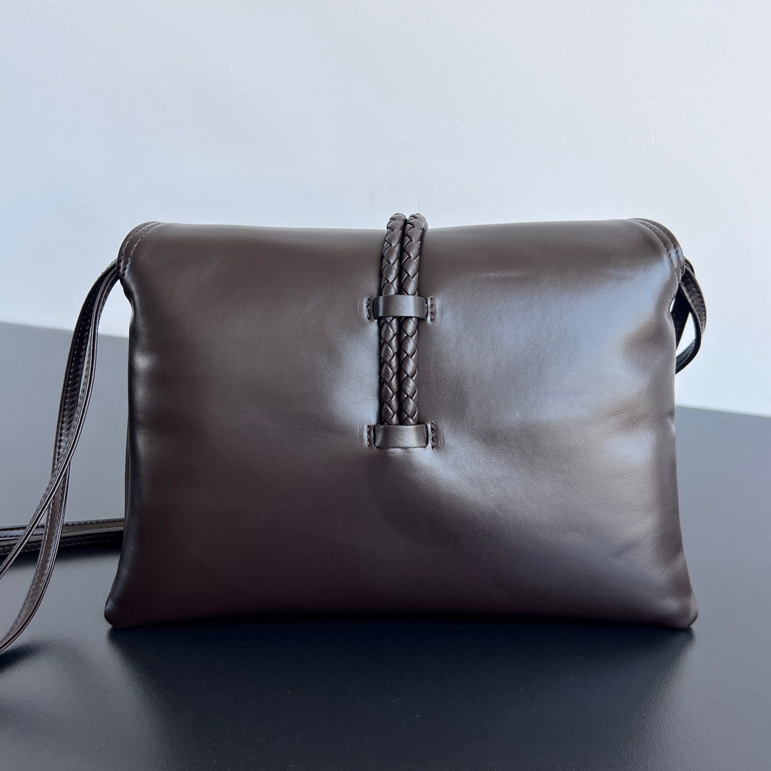 MEDIUM LIBERTA 30 IN CHOCOLATE SMOOTH CALFSKIN GOLD HARDWARE