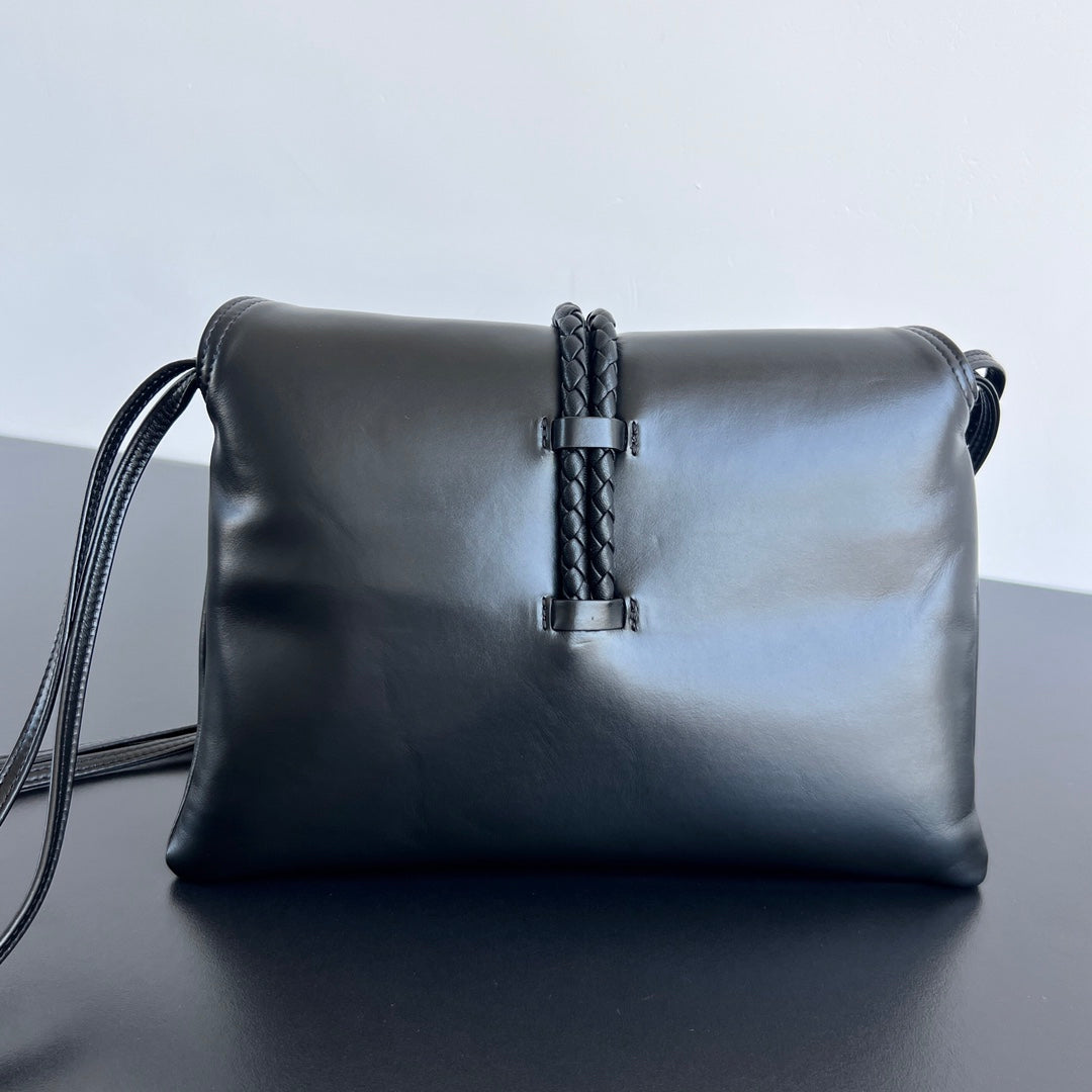 MEDIUM LIBERTA 30 IN BLACK SMOOTH CALFSKIN GOLD HARDWARE