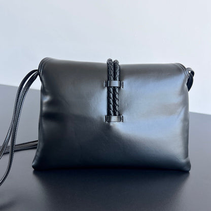 MEDIUM LIBERTA 30 IN BLACK SMOOTH CALFSKIN GOLD HARDWARE