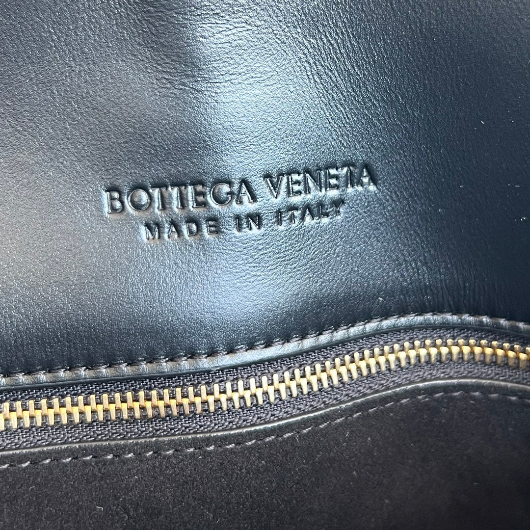 MEDIUM LIBERTA 30 IN BLACK SMOOTH CALFSKIN GOLD HARDWARE