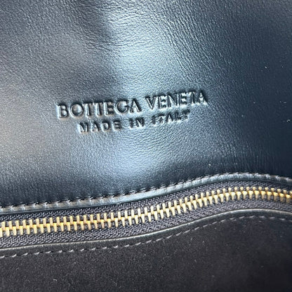 MEDIUM LIBERTA 30 IN BLACK SMOOTH CALFSKIN GOLD HARDWARE