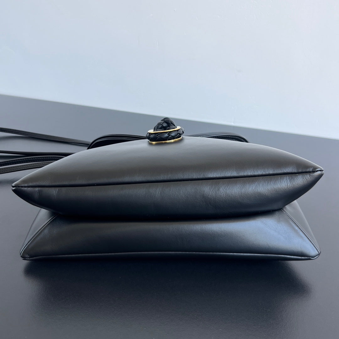 MEDIUM LIBERTA 30 IN BLACK SMOOTH CALFSKIN GOLD HARDWARE