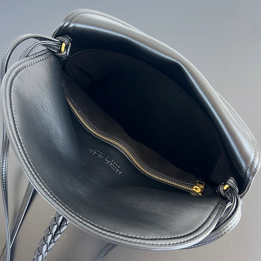 MEDIUM LIBERTA 30 IN BLACK SMOOTH CALFSKIN GOLD HARDWARE