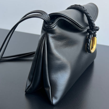 MEDIUM LIBERTA 30 IN BLACK SMOOTH CALFSKIN GOLD HARDWARE