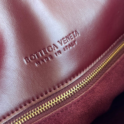 MEDIUM LIBERTA 30 IN WINE RED SMOOTH CALFSKIN GOLD HARDWARE