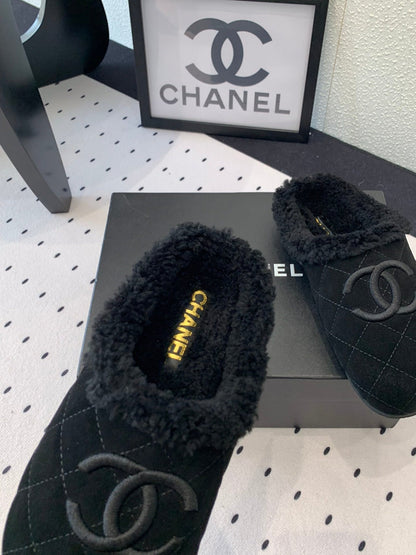 FLAT MULE IN BLACK SUEDE AND LAMB FUR LINING