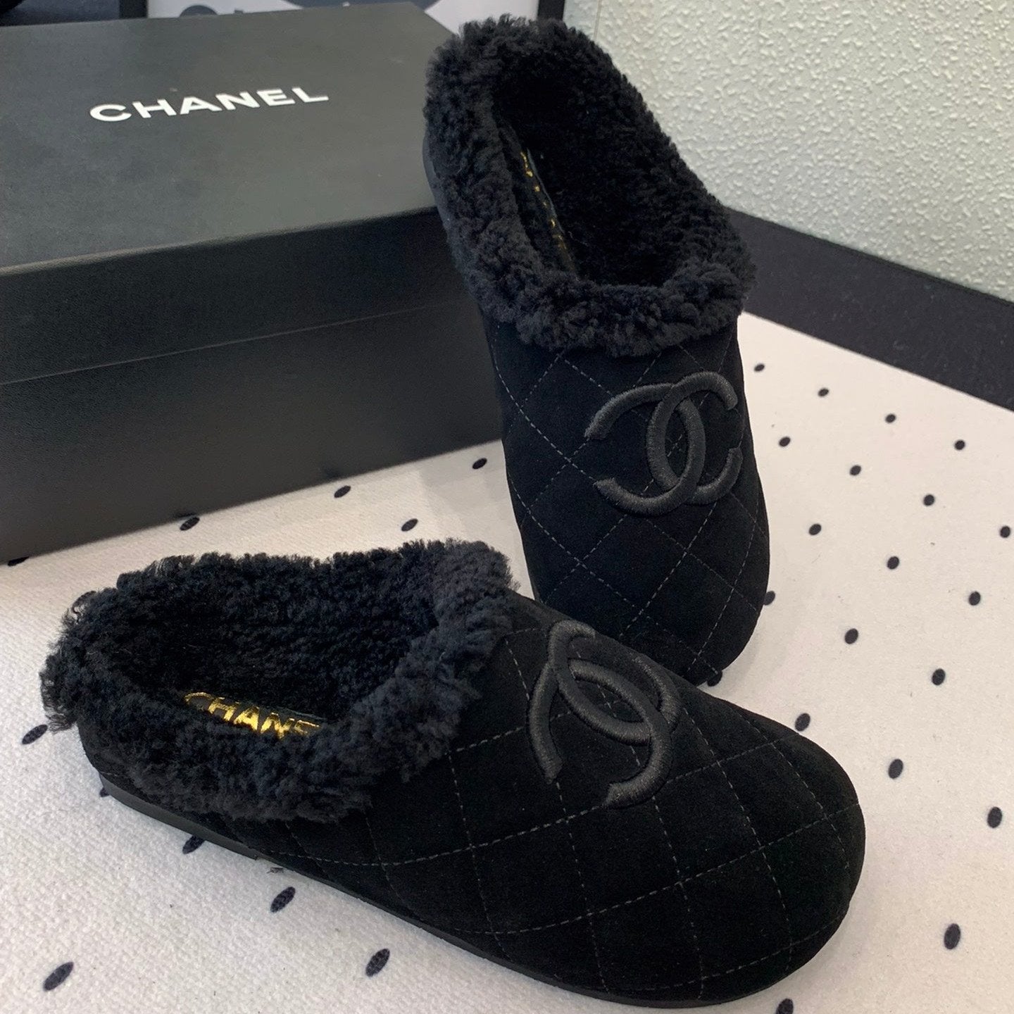 FLAT MULE IN BLACK SUEDE AND LAMB FUR LINING