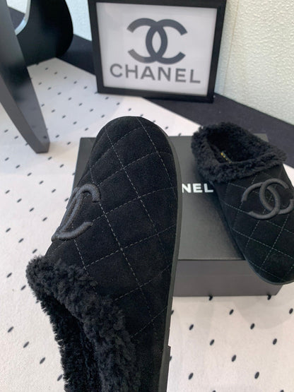 FLAT MULE IN BLACK SUEDE AND LAMB FUR LINING