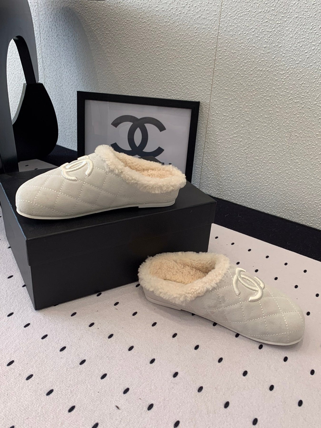 FLAT MULE IN BEIGE SUEDE AND LAMB FUR LINING