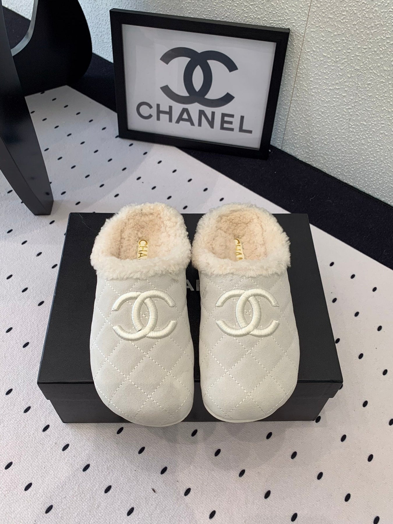 FLAT MULE IN BEIGE SUEDE AND LAMB FUR LINING