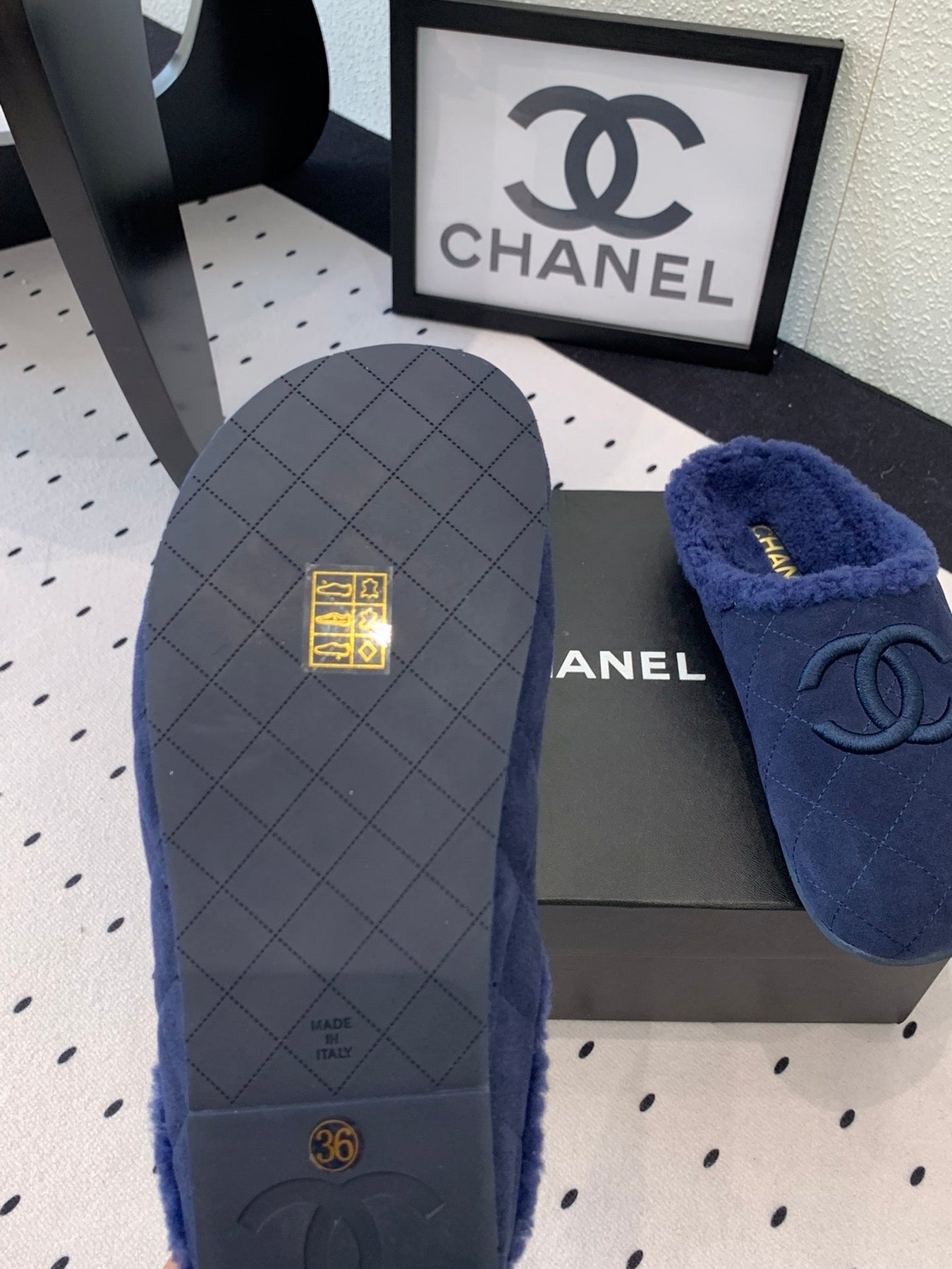 FLAT MULE IN NAVY BLUE SUEDE AND LAMB FUR LINING