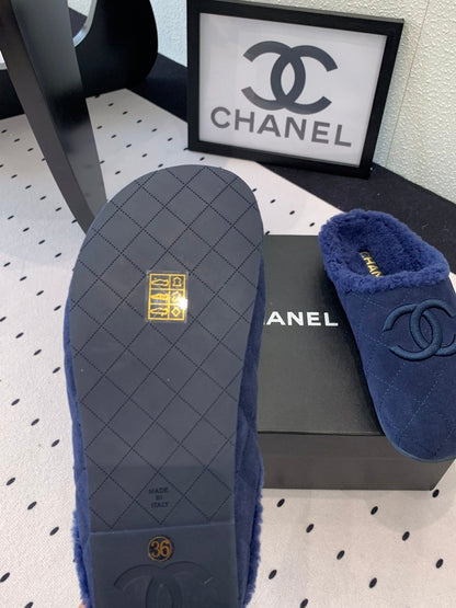 FLAT MULE IN NAVY BLUE SUEDE AND LAMB FUR LINING