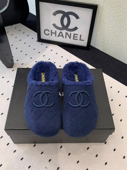 FLAT MULE IN NAVY BLUE SUEDE AND LAMB FUR LINING