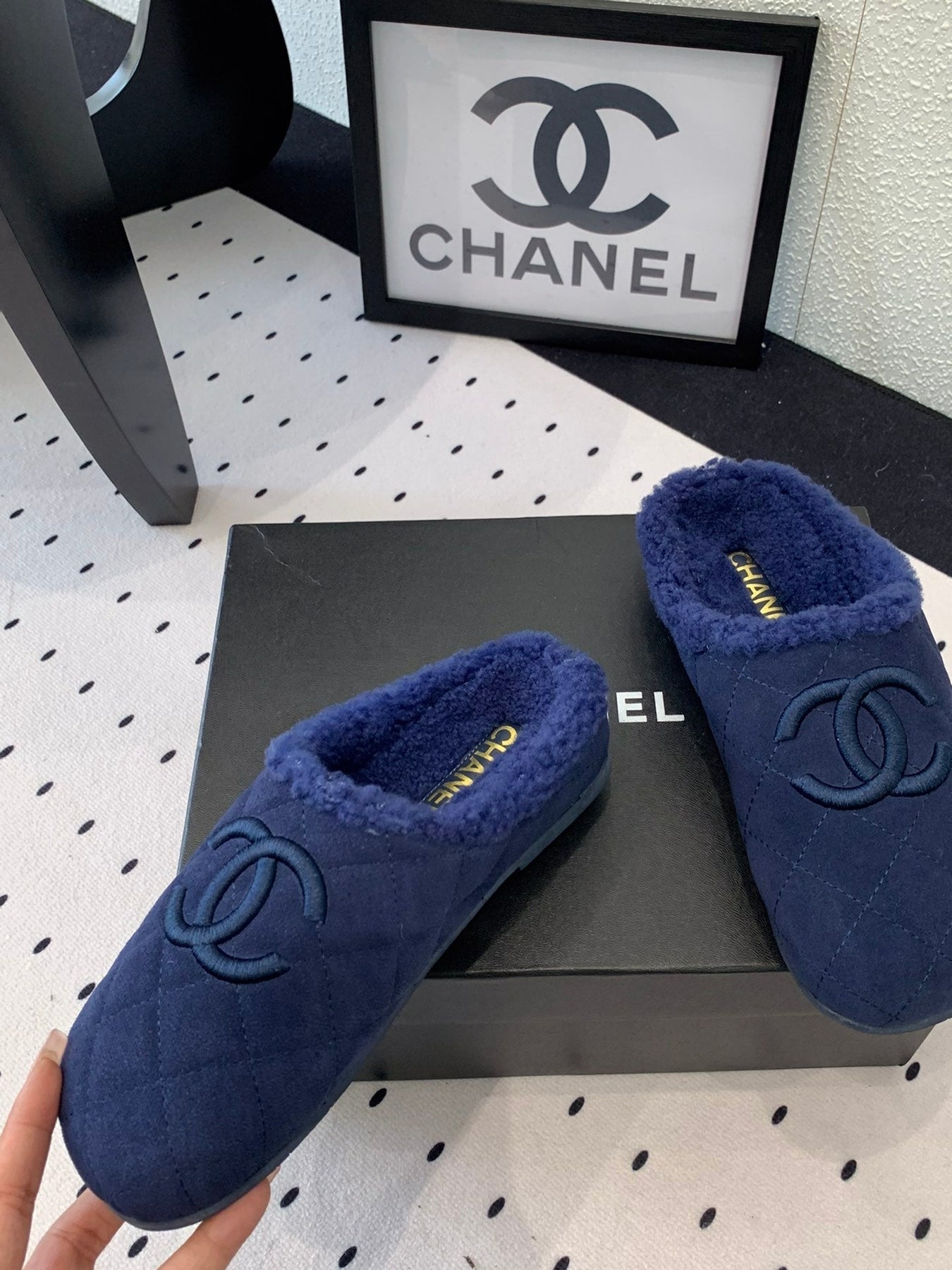 FLAT MULE IN NAVY BLUE SUEDE AND LAMB FUR LINING