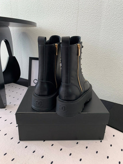 ANKLE BOOTS IN BLACK CALFSKIN