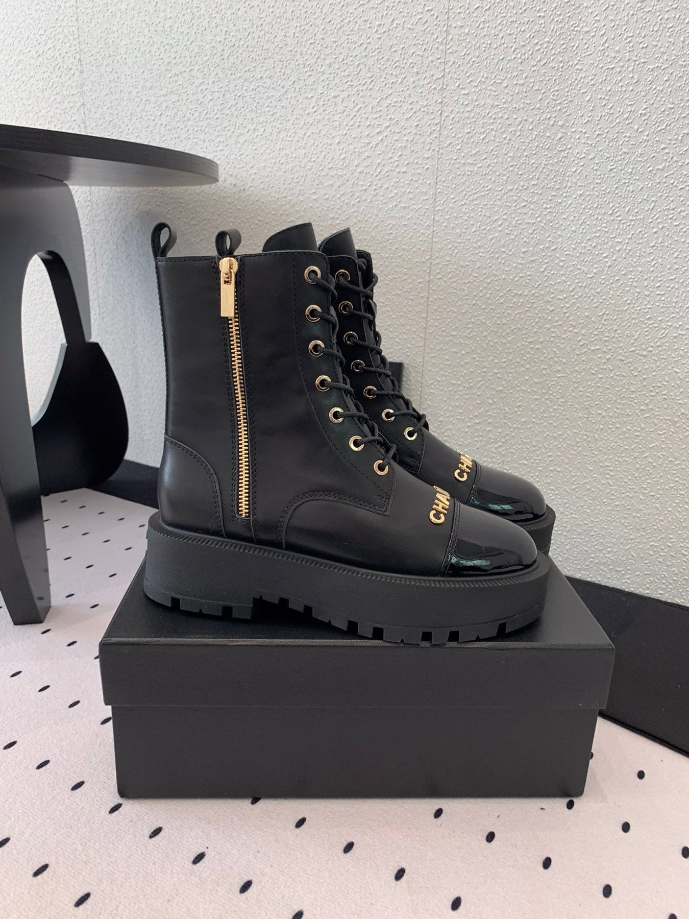 ANKLE BOOTS IN BLACK CALFSKIN