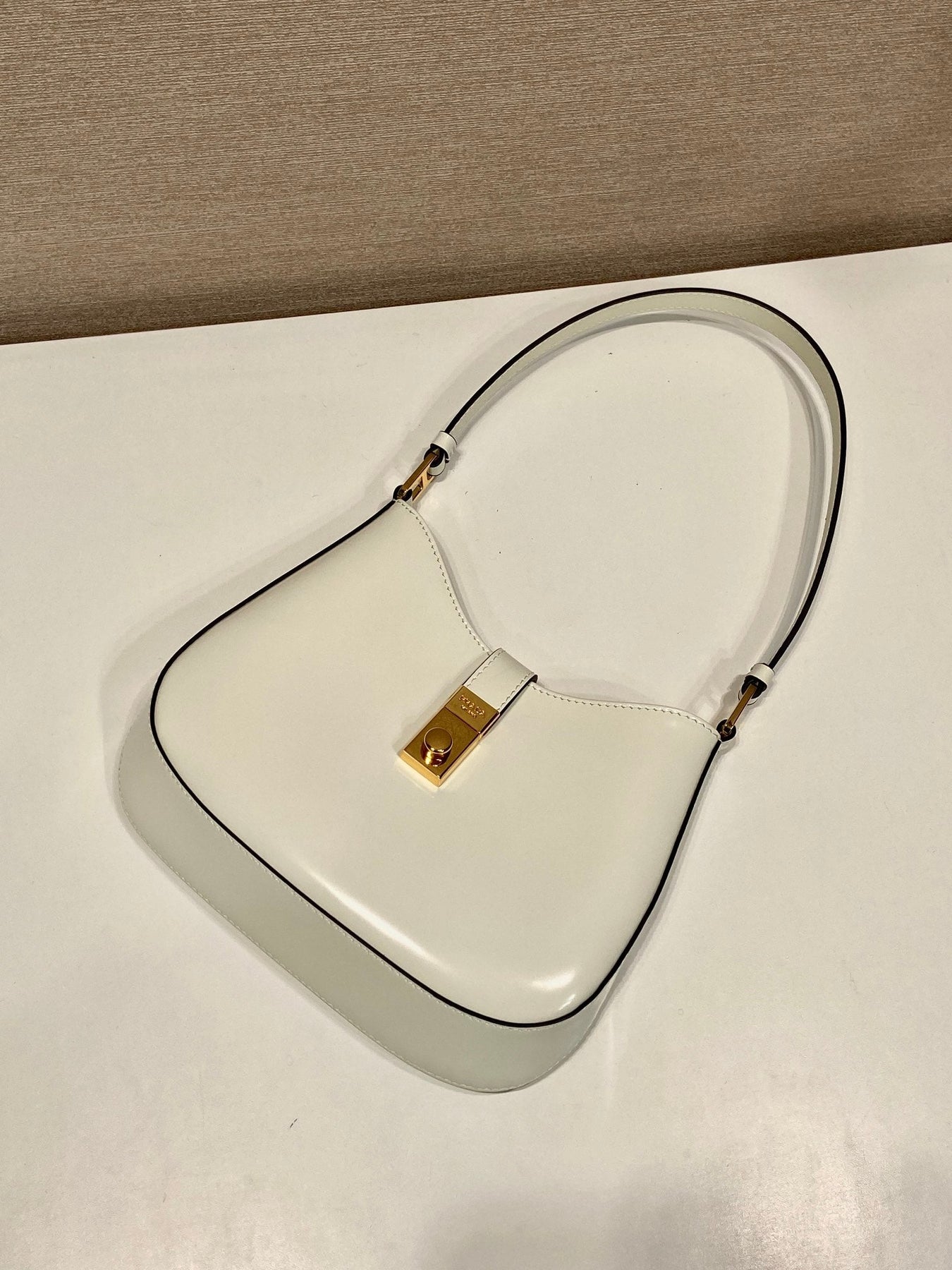 CLEO SHOULDER BAG 22 IN WHITE BRUSHED LAMBSKIN WITH CLASP CLOSURE