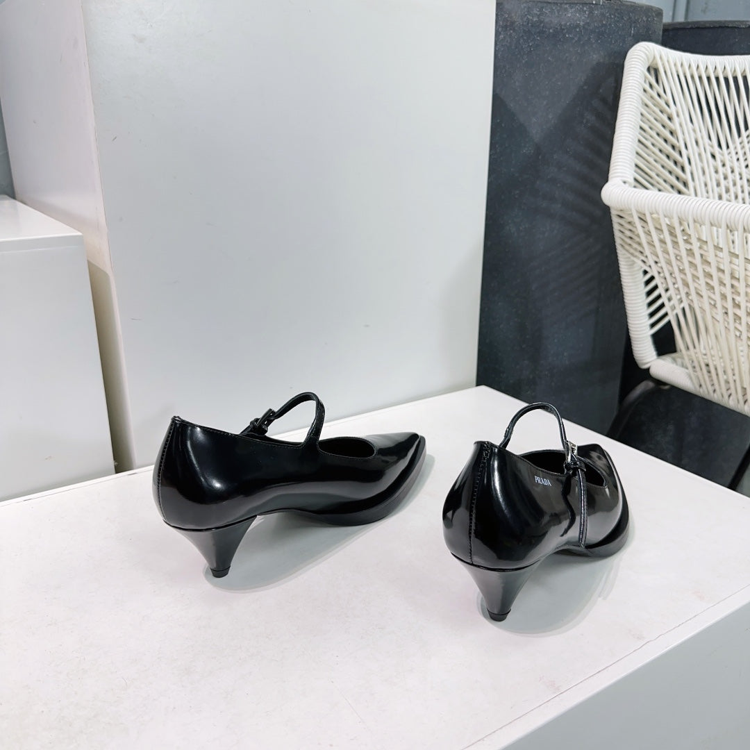 POINTED TOE MEDIUM HEEL PUMPS IN BLACK GLOSSY LAMBSKIN